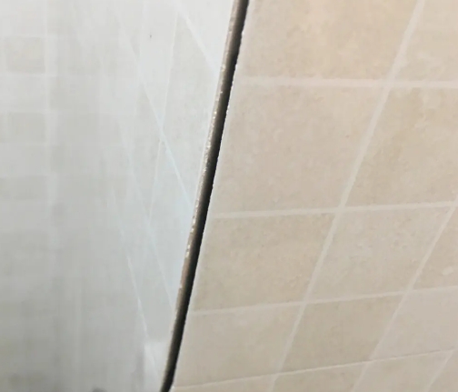 三山瓷砖空鼓维修公司分享阳台瓷砖脱落的修复过程可以分为以下几个步骤